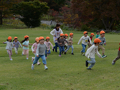 ４歳児園外保育の様子画像