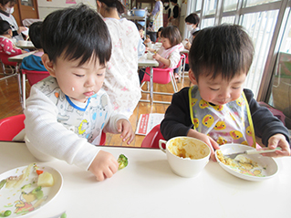 ０～２歳児 食育画像１