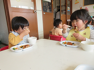 ０～２歳児 食育画像２