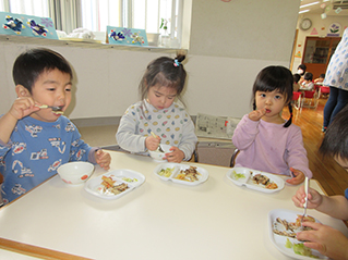 ０～２歳児 食育画像３